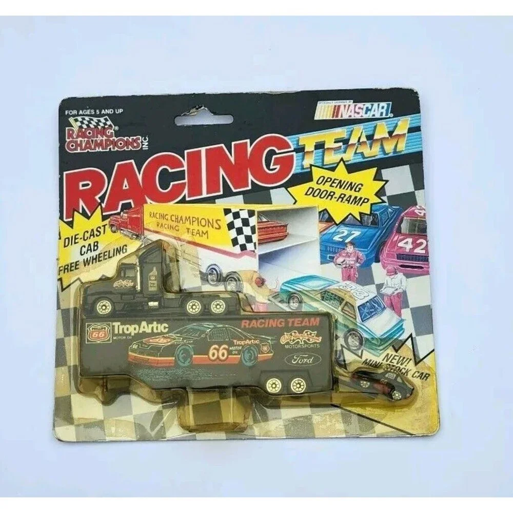 RACING CHAMPIONS 66/Trop Artic Racing Team Transporter Black with MINI Stock Car